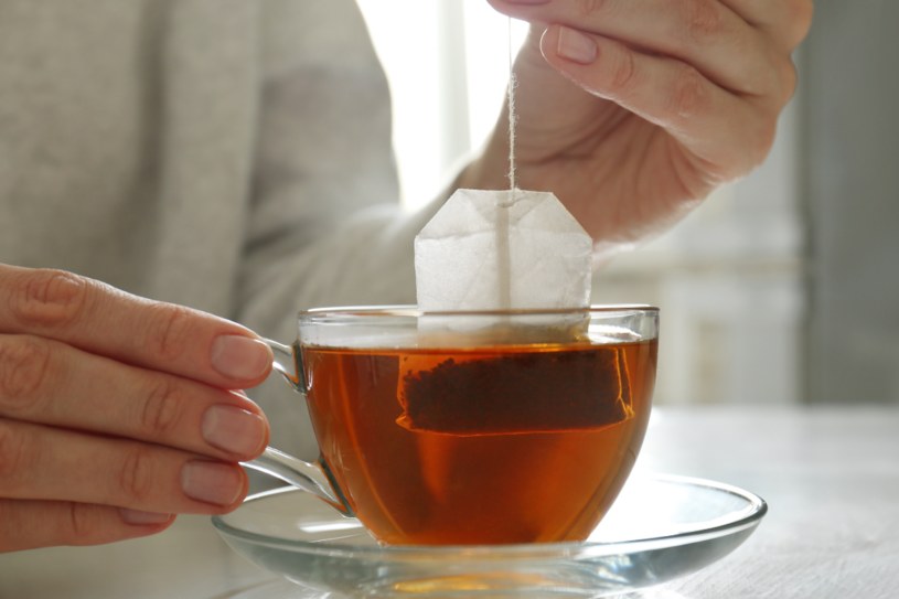 Do herbaty warto dodawać m.in. miód czy żurawinę. Wpłyną one pozytywnie na jej smak i właściwości /123RF/PICSEL