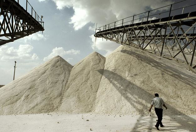Do jakich produktów dosypywano sól przemysłową? /AFP