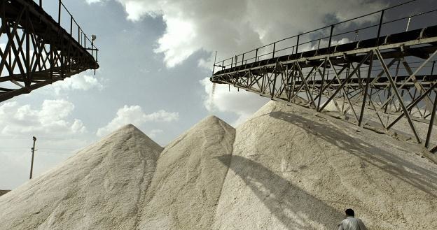 Do jakich produktów dosypywano sól przemysłową? /AFP