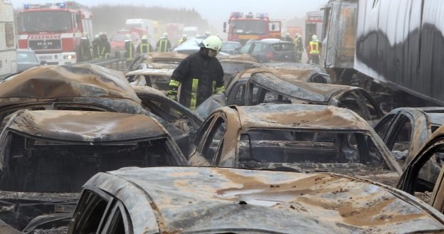 Do karambolu doszło na skutek tumanów kurzu z pól /PAP/EPA