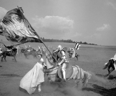 Do kinowej dystrybucji film wszedł kilka tygodni później, 2 września 1960. 30 sierpnia gazety obwieściły: "Za kilka dni zobaczymy 'Krzyżaków' na ekranach kin panoramicznych w 17 miastach wojewódzkich! Wersja normalnoekranowa jest opracowywana i wejdzie na ekrany w terminie nieco późniejszym [2 października - przyp. red.]".