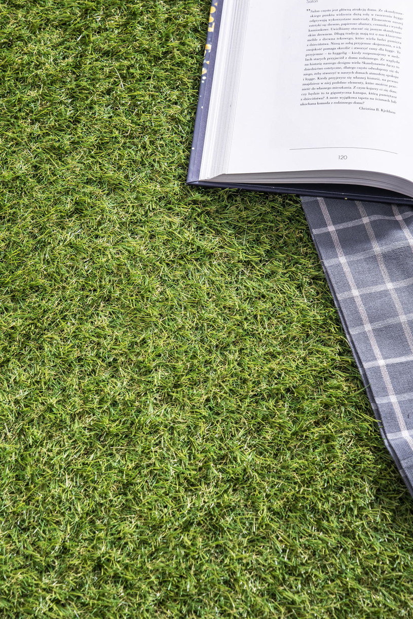 Do klejenia sztucznej trawy najlepiej jest wykorzystać dwuskładnikowy klej poliuretanowy / komfort.pl /materiały promocyjne