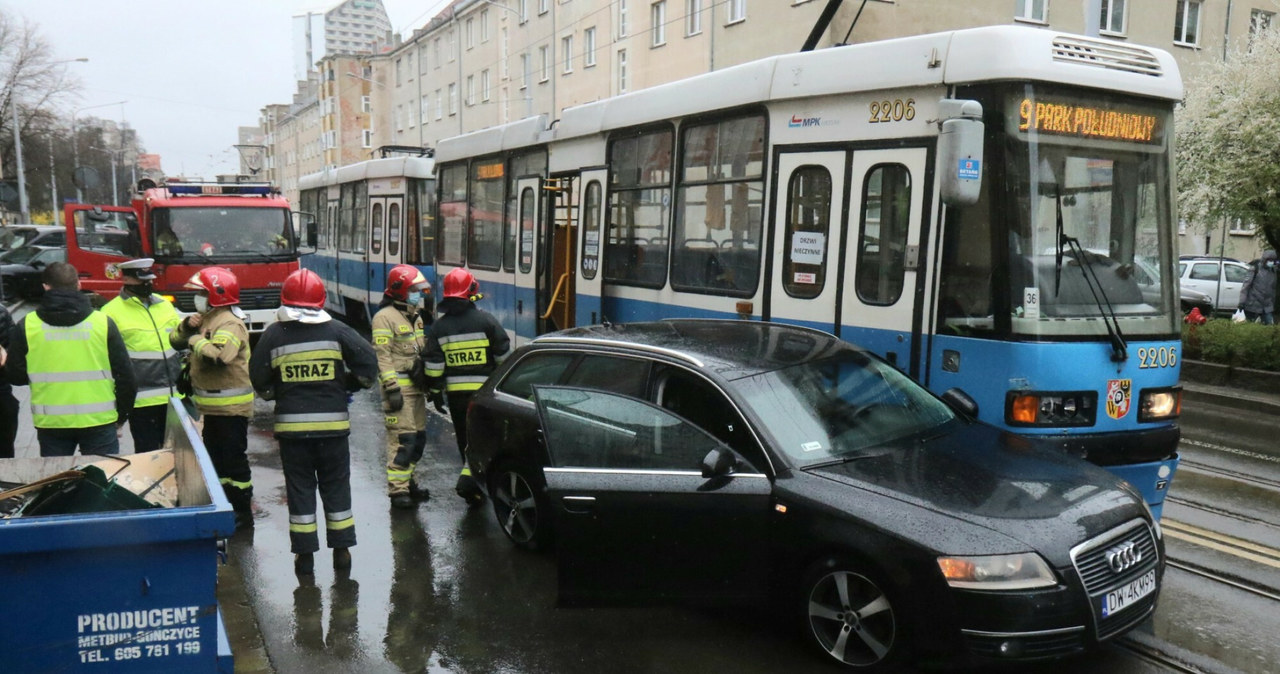 Do kolizji z tramwajem często dochodzi przez niewłaściwą interpretację przepisów przez kierowców /Jarosław Jakubczak /East News