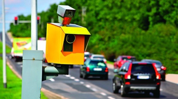 Do końca roku na polskich drogach pojawi się 300 nowych fotoradarów. /Motor