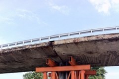 Do końca wakacji drogowcy nie skończą remontu Mostu Łazienkowskiego