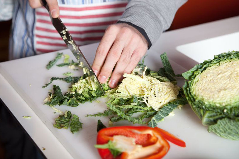 Do krojenia warzyw używaj nierdzewnych noży /123RF/PICSEL