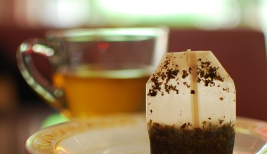 Do którego kosza wrzucasz torebki po herbacie? Większość z nas popełnia błąd