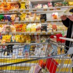 Do której zakupy we wtorek przed świętami? Większość sieci pracuje do nocy