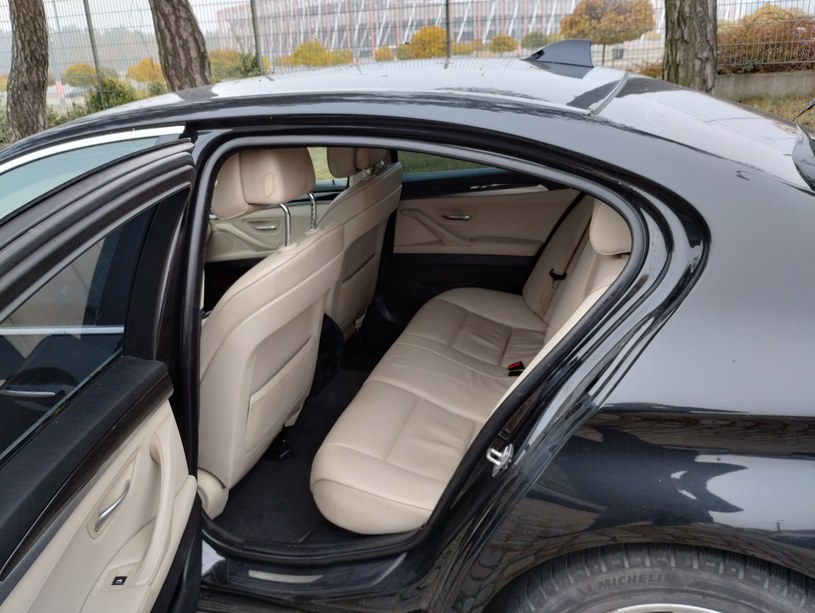 Do kupienia jest także BMW 520d F10 w ciekawej konfiguracji z jasnym wnętrzem /Izba administracji skarbowej w Białymstok /