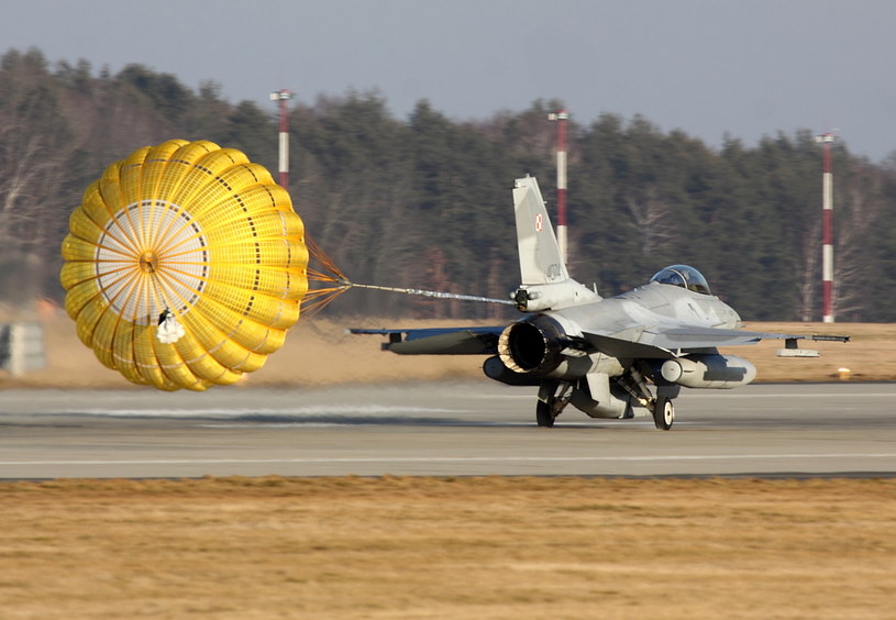 Do lądowania F-16 wykorzystują spadochrony hamujące /Bartek Bera /INTERIA.PL