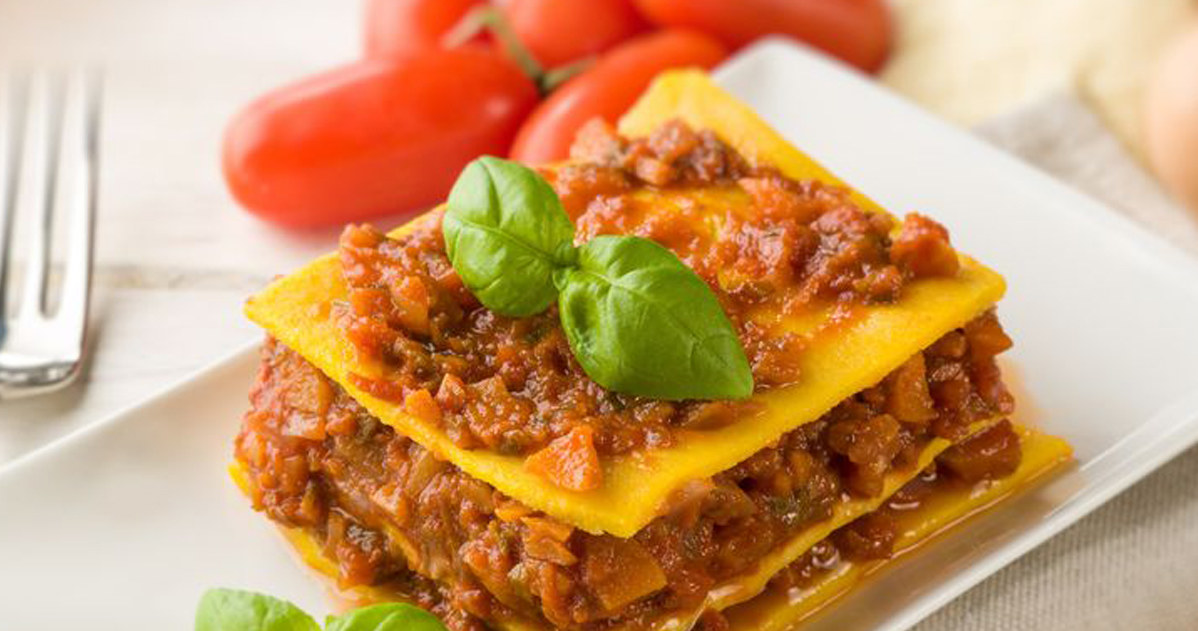 Do lasagne możesz dać zarówno surowy, jak i ugotowany makaron /123RF/PICSEL