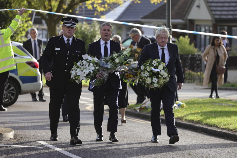 Do Leigh-on-Sea przyjechali premier Boris Johnson, lider opozycji Keir Starmer, minister spraw wewnętrznych Priti Patel oraz spiker Izby Gmin Lindsay Hoyle, aby złożyć kwiaty na miejscu zbrodni. /Andrew Parsons / No10 Downing Street HANDOUT /PAP/EPA