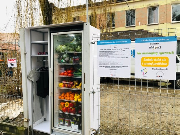 Do lodówki społecznej powinny trafiać potrawy i produkty, których nie zdołamy zjeść /Agnieszka Wyderka /RMF FM