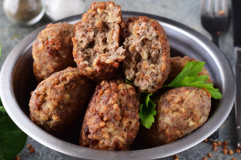 Do mielonego dodaję nietypowy składnik, kotlety wychodzą "prima sort". Przepis mam od znajomej z Bieszczad