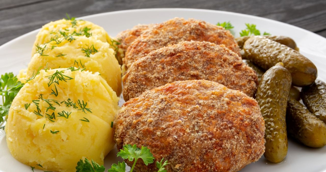 Do mielonych wystarczy dodać nieco brokułu lub kalafiora, żeby urozmaicić przepis /robert6666 /Canva Pro