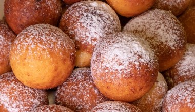 Do miski wsypuję budyń, jogurt i jajka. Te mini pączusie to hit nie tylko na tłusty czwartek