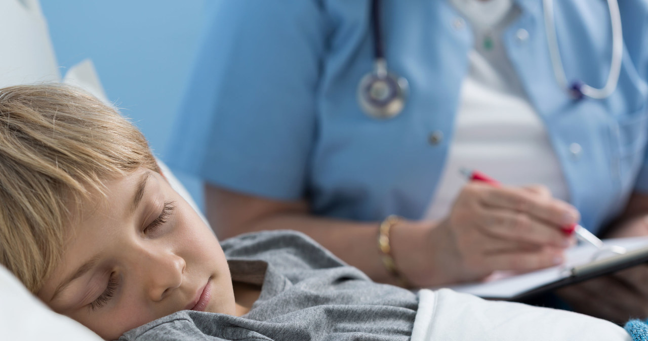 Do najwcześniejszych objawów, obserwowanych już u najmłodszych dzieci, należą uporczywy kaszel, częste infekcje dróg oddechowych, luźne, cuchnące stolce i brak przybierania na wadze /123RF/PICSEL