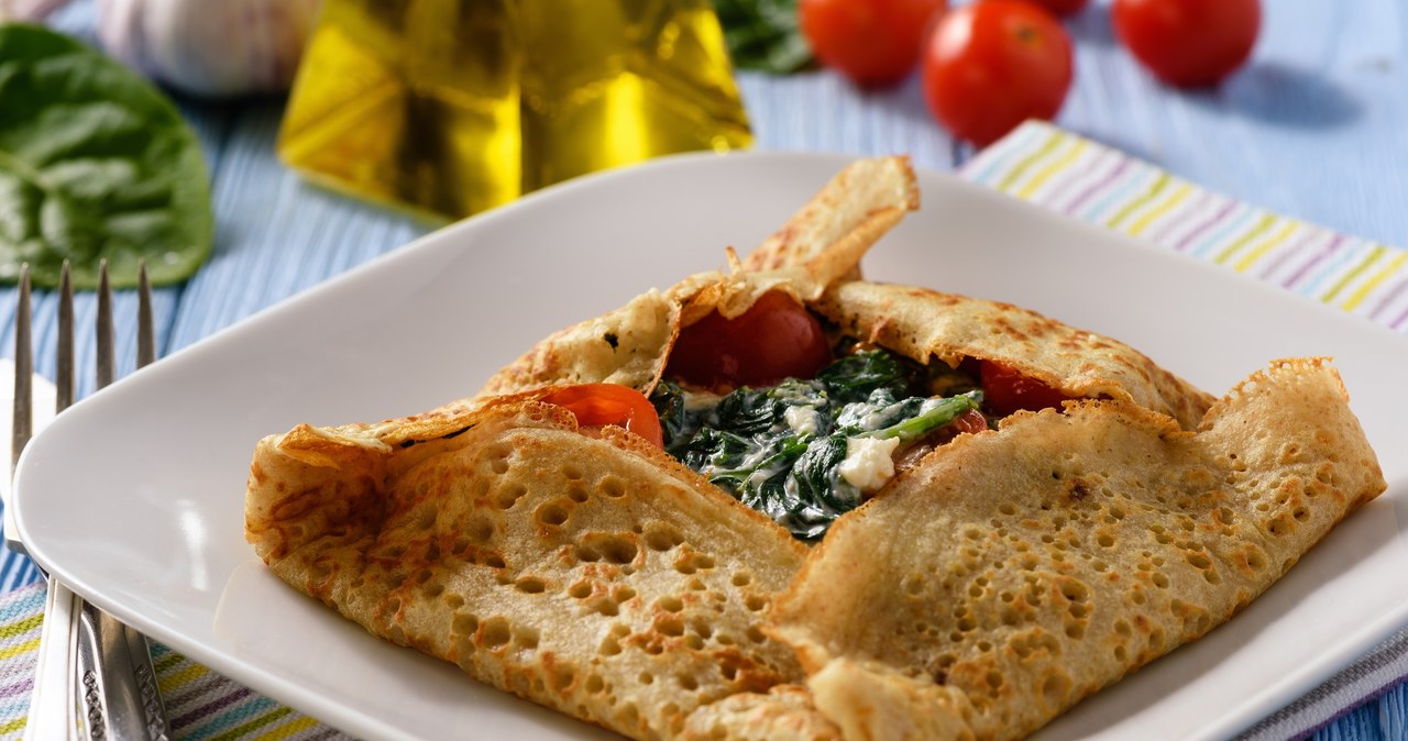 Do naleśników świetnie pasuje szpinakowy farsz z serem feta i pomidorami /olbann /123RF/PICSEL