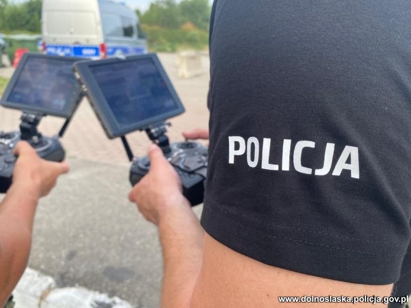Do namierzania kierowców łamiących przepisy policjanci wykorzystywali również drony /dolnoslaska.policja.gov.pl /Policja