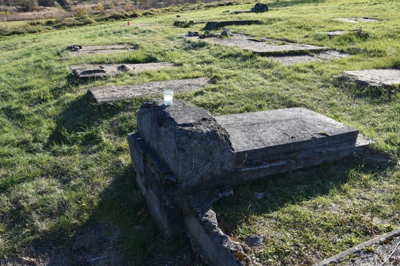 Do naszych czasów zachowało się jedynie kilka nagrobków, które przypominają, że był tutaj niegdyś cmentarz /Albin Marciniak /East News