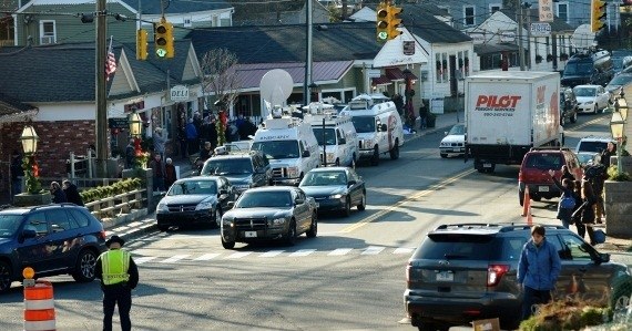 Do Newtown zjeżdżają tysiące Amerykanów chcących oddać hołd tragicznie zmarłym /JUSTIN LANE /PAP/EPA