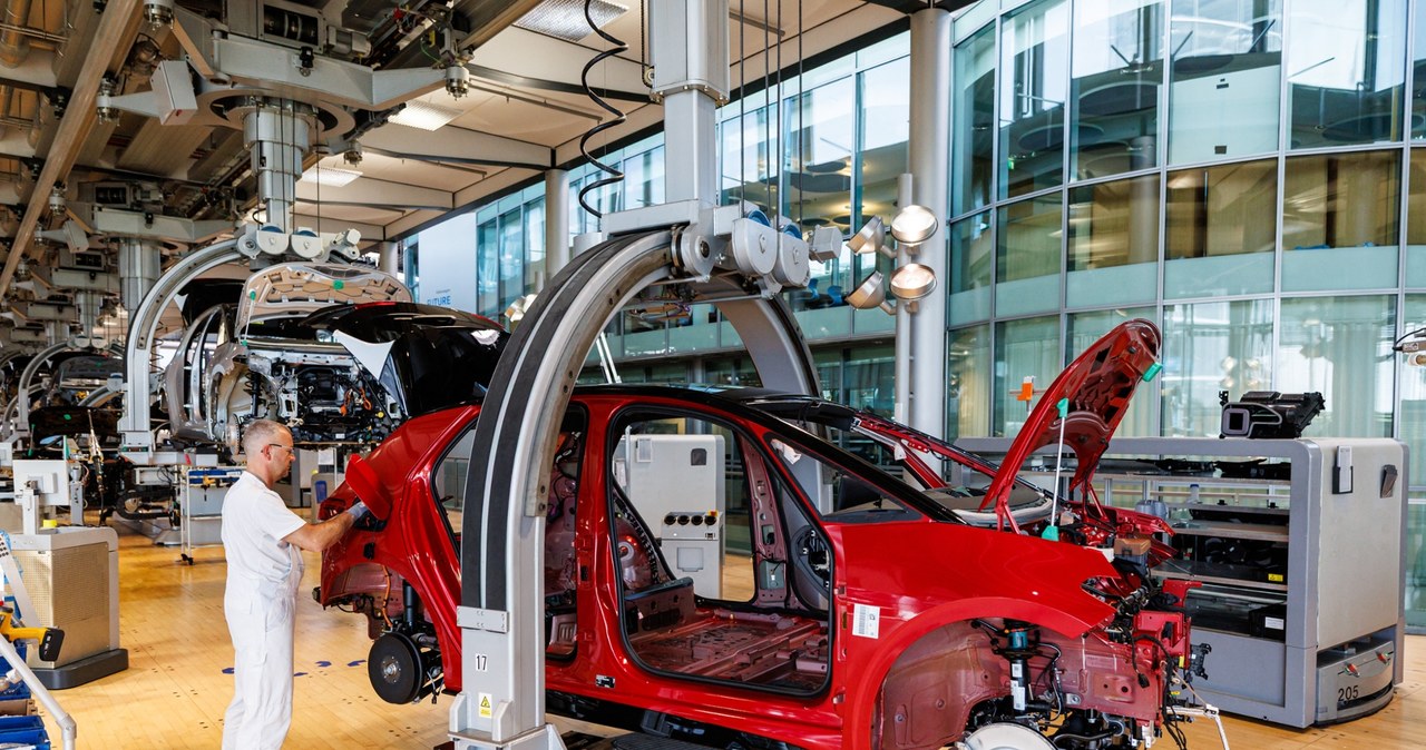 Do niemieckiego sądu wpłynął pozew przeciwko Volkswagenowi złożony w imieniu 215 Polaków /JENS SCHLUETER  /AFP
