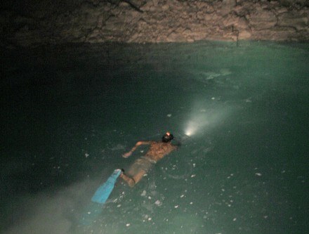 Do nurkowania w jaskiniach potrzebny jest odpowiedni sprzęt i rozsądek /AFP