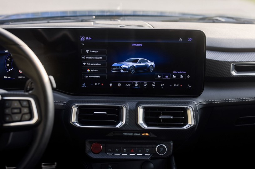 Do obsługi multimediów w nowym Fordzie Mustangu służy ekran o przekątnej 13,4 cala. /materiały prasowe