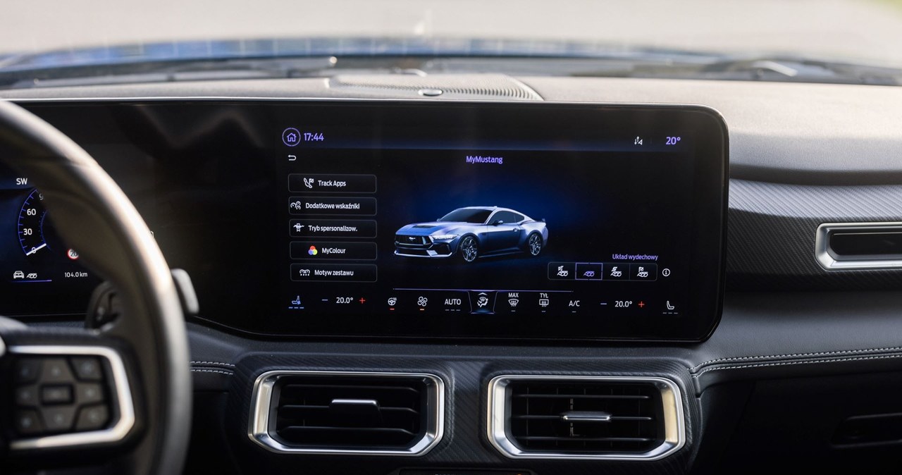 Do obsługi multimediów w nowym Fordzie Mustangu służy ekran o przekątnej 13,4 cala. /materiały prasowe