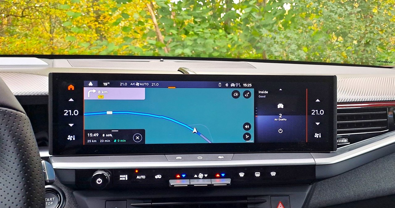 Do obsługi większości funkcji w aucie służy 16-calowy ekran multimediów. Opel pozostawił kilka fizycznych przełączników pod wyświetlaczem. /Maciej Olesiuk /INTERIA.PL