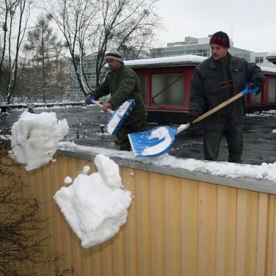 Do odśnieżania dachu trzeba mieć specjalne uprawnienia, fot. Marcin Smulczyński /Agencja SE/East News