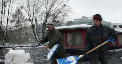 Do odśnieżania dachu trzeba mieć specjalne uprawnienia, fot. Marcin Smulczyński /Agencja SE/East News