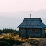 Do ogrzania domku w górach użyli oleju z samochodu. Internauci są oburzeni