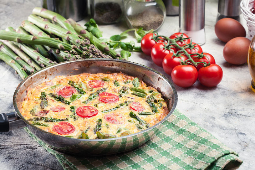 Do omletu można dodać inne ulubione warzywa, np. paprykę, pomidory i pieczarki /123RF/PICSEL