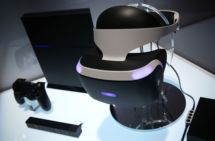 Do pełnej zabawy potrzeba jeszcze konsoli PlayStation 4. Nie wiadomo, kiedy PlayStation VR pojawi się na rynku - z pewnośnią do końca tego roku /AFP