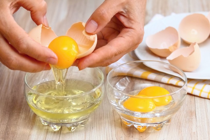 Do pielęgnacji możesz wykorzystać wszystkie części jajka, nawet skorupki /123RF/PICSEL