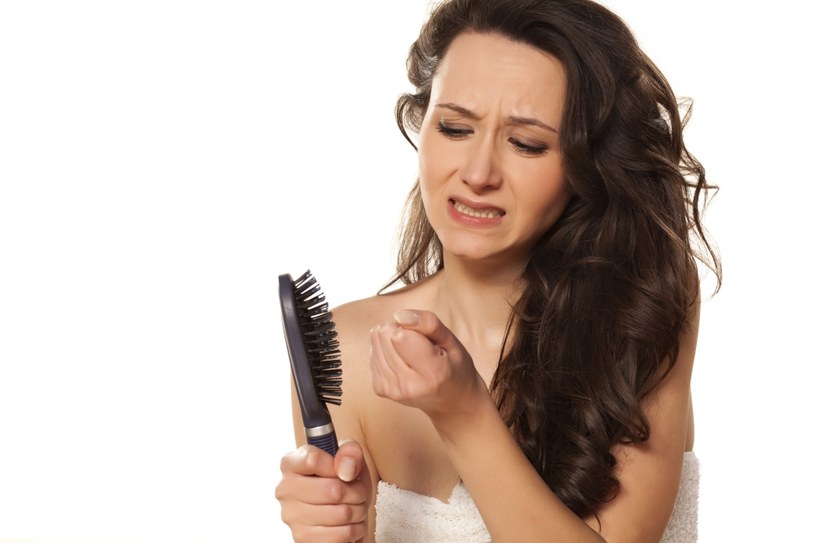 Do pielęgnacji osłabionych pasm najlepiej używać naturalnych kosmetyków do odżywiania korzenia włosa. /123RF/PICSEL