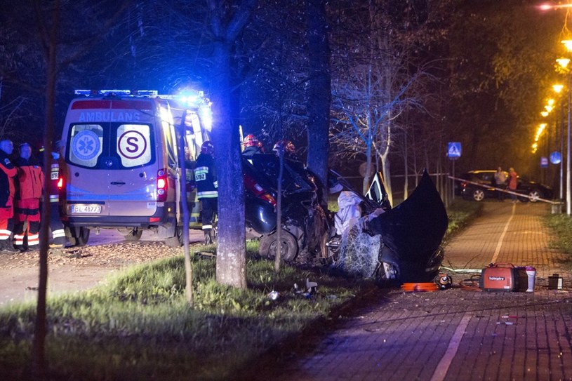 Do podobnego wypadku doszło w kwietniu br. w Łomży nad  Groblą Jednaczewską. Młody kierowca stracił panowanie nad pojazdem i uderzył z ogromna silą w drzewo . Na miejscu zginał 19-letni kierowca i 17-letnia pasażerka /Fot. Marek Maliszewski /Reporter