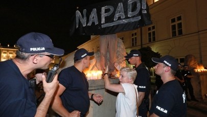 Do policjantów krzyczał "ZOMO!", jednego popchnął. KSP szuka uczestnika przepychanek przed Pałacem