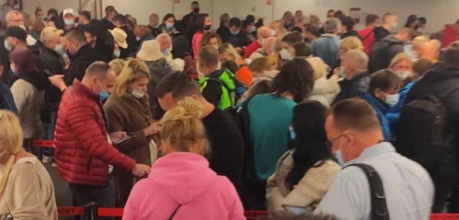 Do północy w hali przylotów na lotniksu na warszawskim Okęciu trwał kompletny chaos /Gorąca Linia /