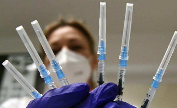 Do Polski dotarły kolejne dostawy szczepionek firm AstraZeneca i Pfizer