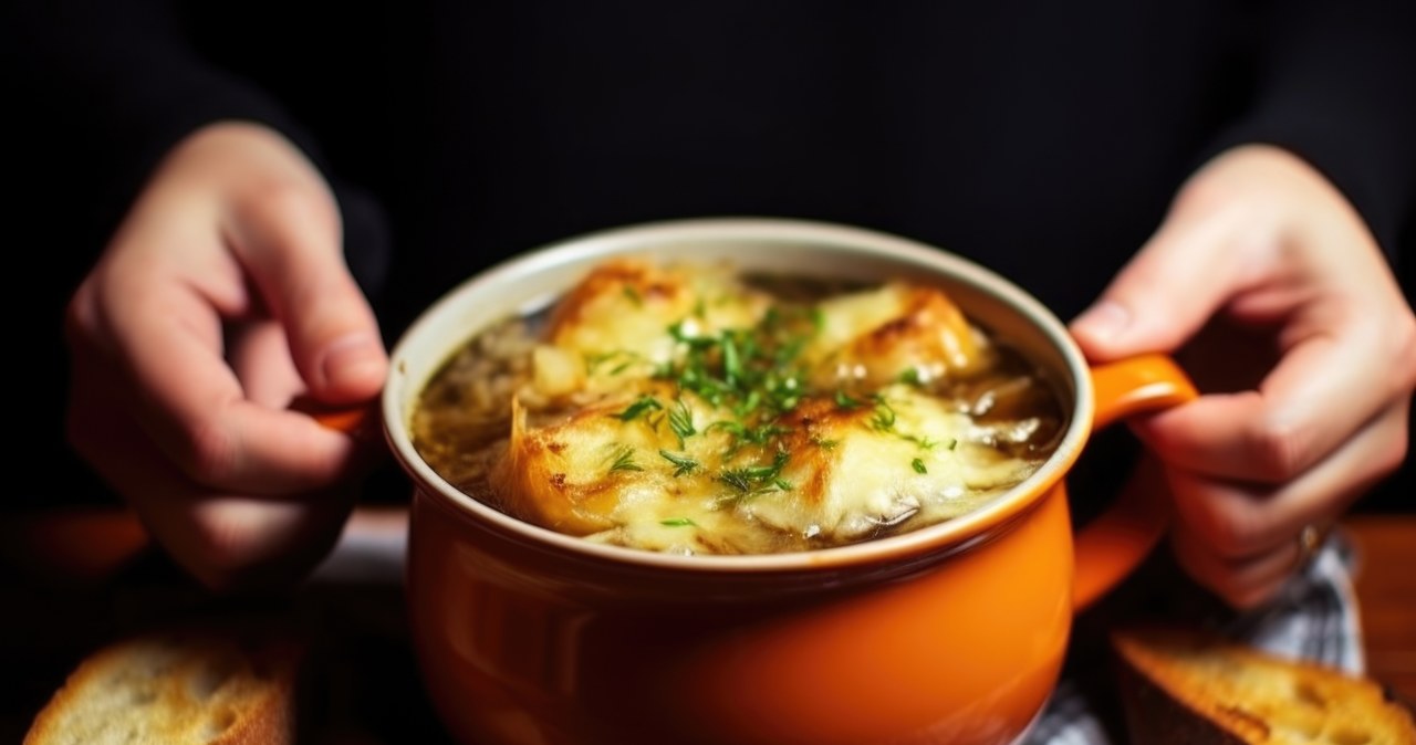 Do polskiej wersji zupy cebulowej dodajemy sok z kiszonej kapusty i sera Bursztyn. /Pixel