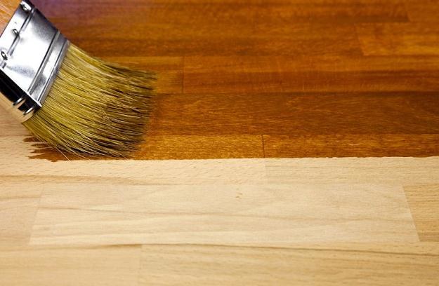 Do pomalowania drewnianych elementów w domu wystarczy użyć lakieru, lakierobejcy, emalii lub oleju /&copy;123RF/PICSEL