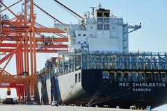 Do portu w Gdyni wpłynął najdłuższy kontenerowiec w historii