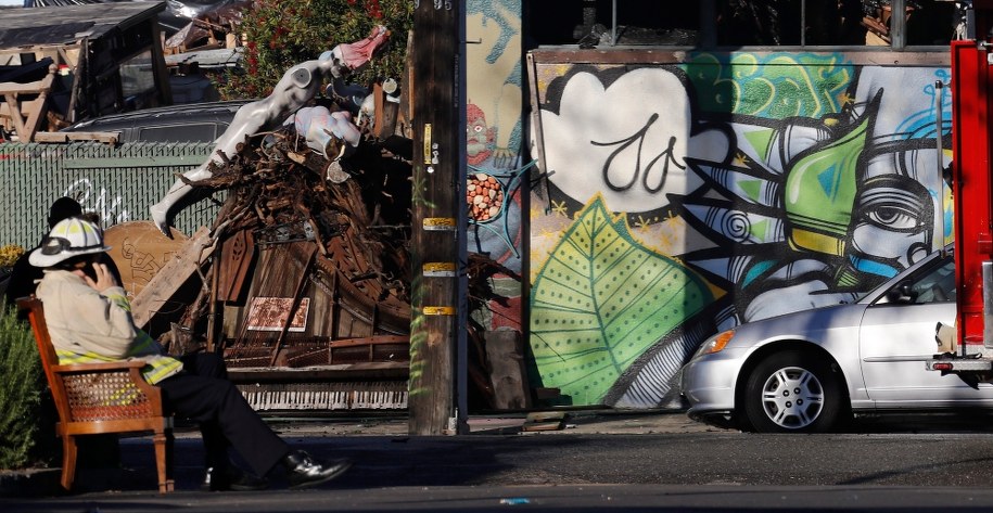 Do pożaru doszło w dawnym magazynie, wykorzystywanym obecnie jako klub nocny /JOHN G. MABANGLO /PAP