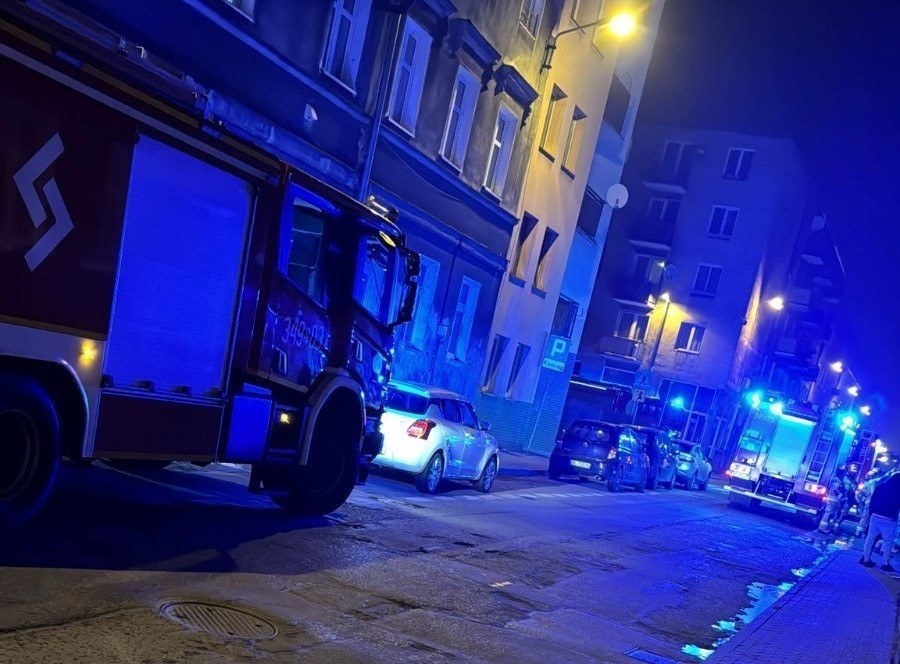 Do pożaru doszło w kamienicy przy ul. Ciasnej w Kaliszu /Straż Pożarna Kalisz /Państwowa Straż Pożarna