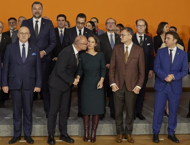 Do próby pocałunku doszło podczas wspólnej fotografii szefów dyplomacji UE /	Jörg Carstensen /PAP/DPA