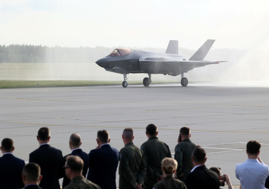 Do przenoszenia broni jądrowej zdolne są m.in. myśliwce wielozadaniowe F-35; niedawno Polska otrzymała pierwsze tego typu samoloty bojowe (na zdjęciu powitanie maszyn w Łasku) / Adam Burakowski  /East News