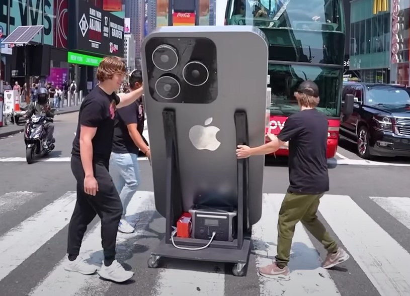 Do przewożenia największego iPhone`a świata YouTuber używał specjalnego wózka z dodatkowym akumulatorem /YouTube