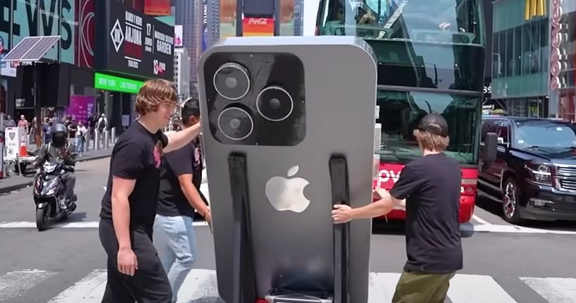 Do przewożenia największego iPhone`a świata YouTuber używał specjalnego wózka z dodatkowym akumulatorem /YouTube